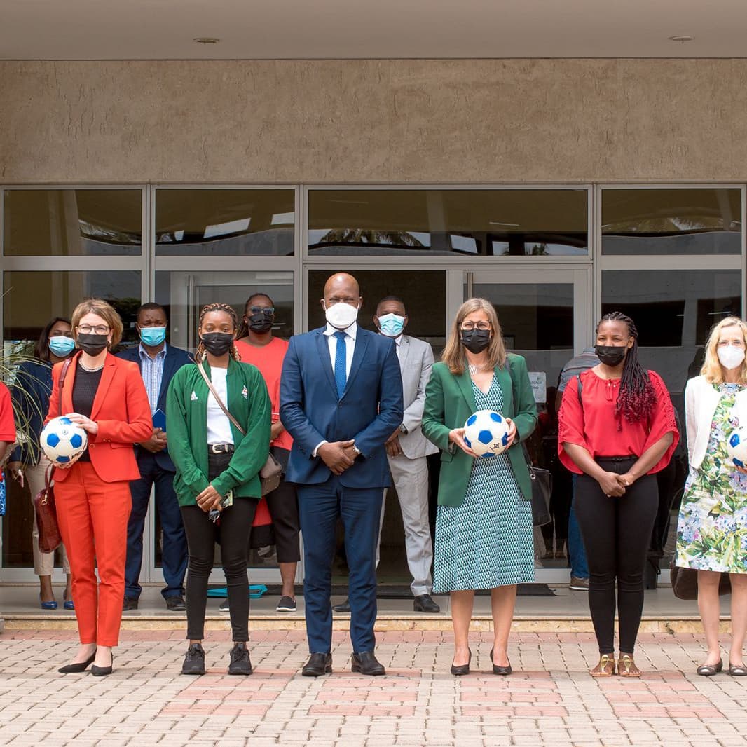 Suas Excelências embaixadoras da Finlândia Anna Kaisa Heikkinen, dos Países Baixos Henny de Vries e da Suécia Mette Snneegren, mobilizadas a apoiar o Desporto feminino e as suas campeãs, na luta contra os casamentos prematuros.

Juntos somos mais fortes💪!

#GM