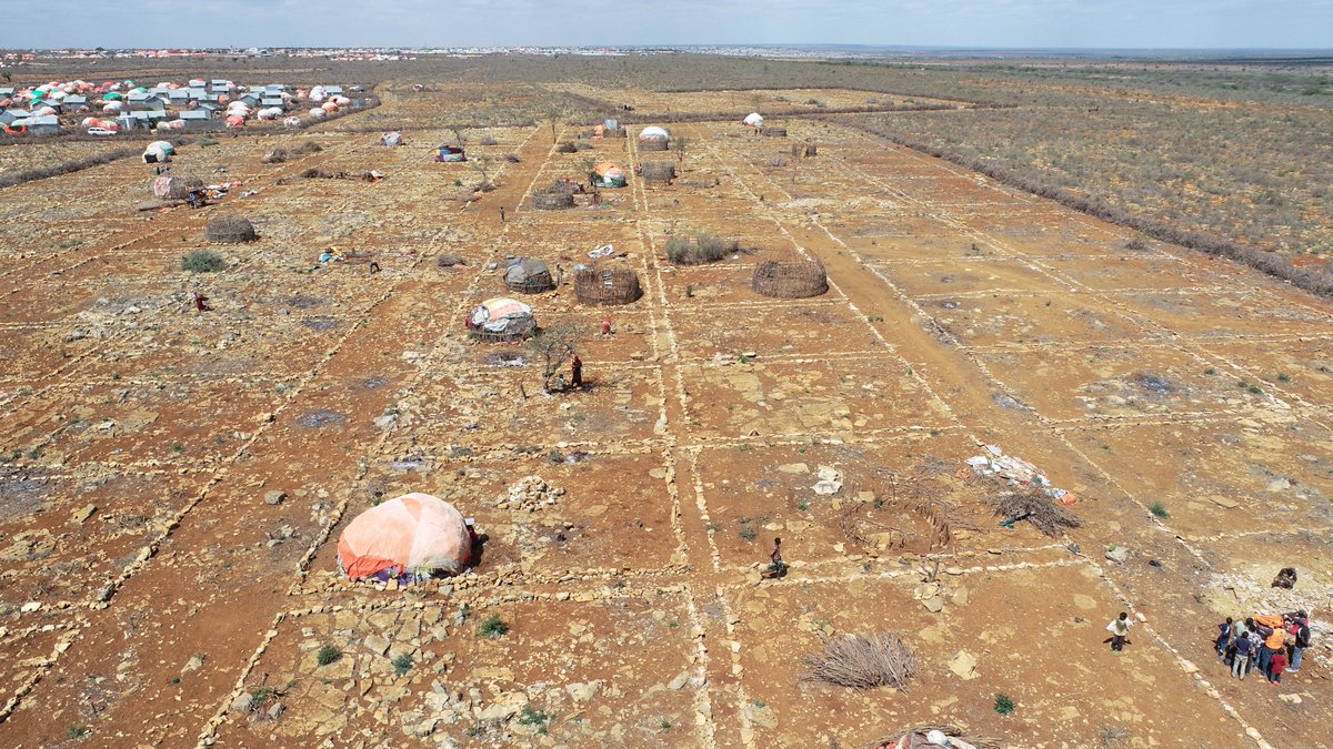 Since 2016, @NRC_EAY through #Danwadaag has supported Baidoa local authorities to facilitate land tenure documentation for over 9,000 IDP households. In 2018, the #BaidoaMunicipality allocated the Barwaqo site to support the relocation of DACs at the highest risk of eviction(2/6)