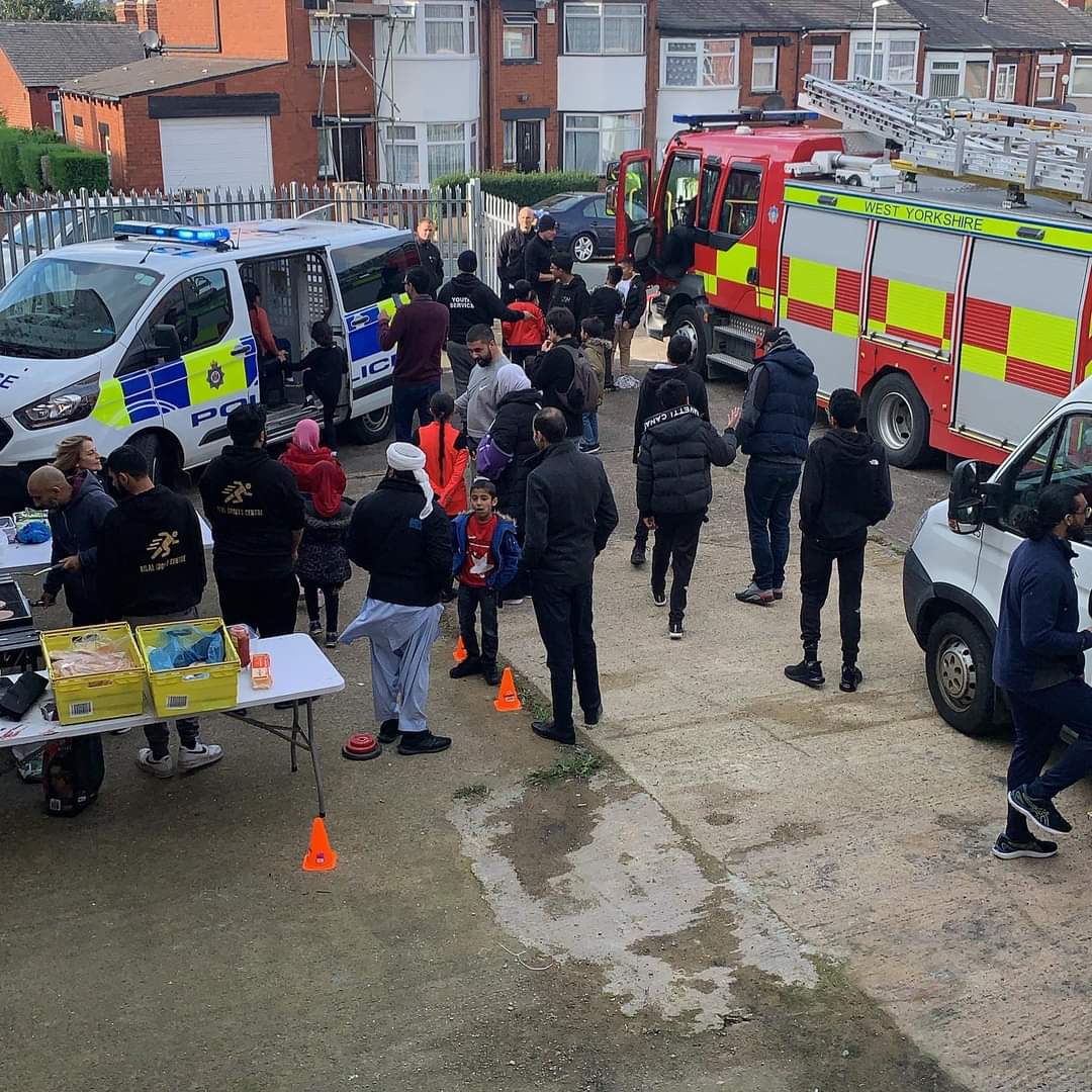 WYP_LeedsEast's tweet photo. Inner East NPT Officers attended a family fun day at Bilal Mosque and Junior Sports Hub on the 25/10/21 in Harehills.
Crime prevention, educational & safety information for the Halloween and Bonfire Period was provided and lots of fun was had.
#PositiveRelations
#CommunitySafety https://t.co/fBzSSAXgyA