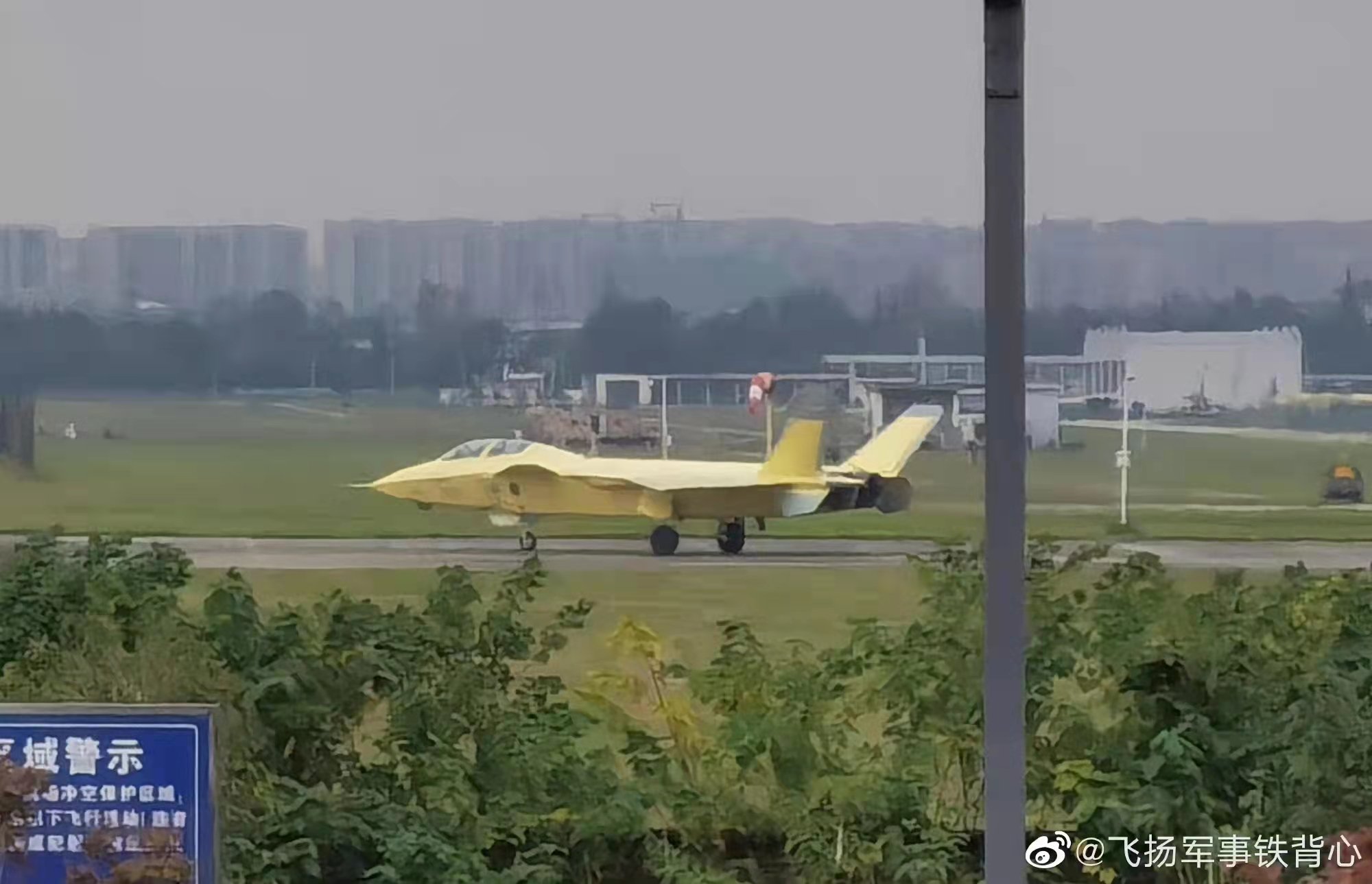 Le prototype d'un biplace J-20.