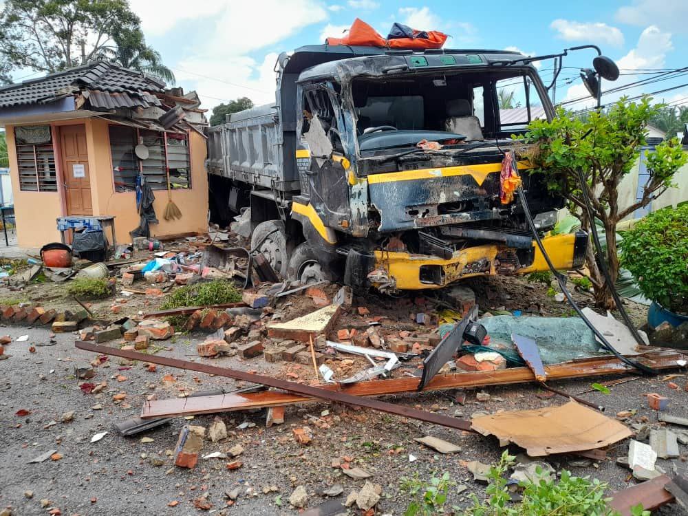 IKBMCrew_Info's tweet photo. JOHOR 
27/10/2021.

Kemalangan melibatkan lori terbabas dekat Lenga, Muar hari ini.tiada maklumat lanjut mengenai mangsa terlibat. https://t.co/tnHtlK3mJ3