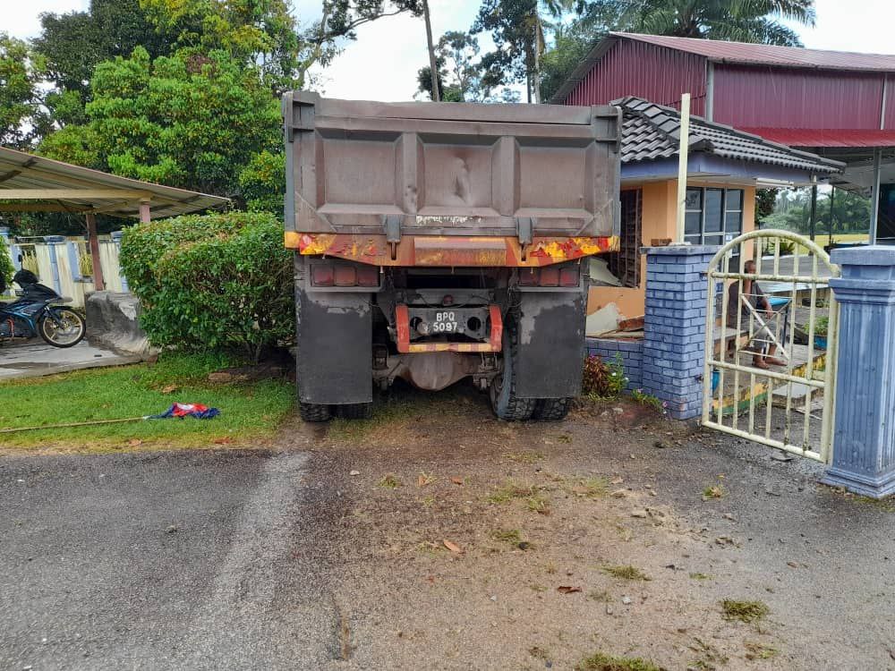 IKBMCrew_Info's tweet photo. JOHOR 
27/10/2021.

Kemalangan melibatkan lori terbabas dekat Lenga, Muar hari ini.tiada maklumat lanjut mengenai mangsa terlibat. https://t.co/tnHtlK3mJ3