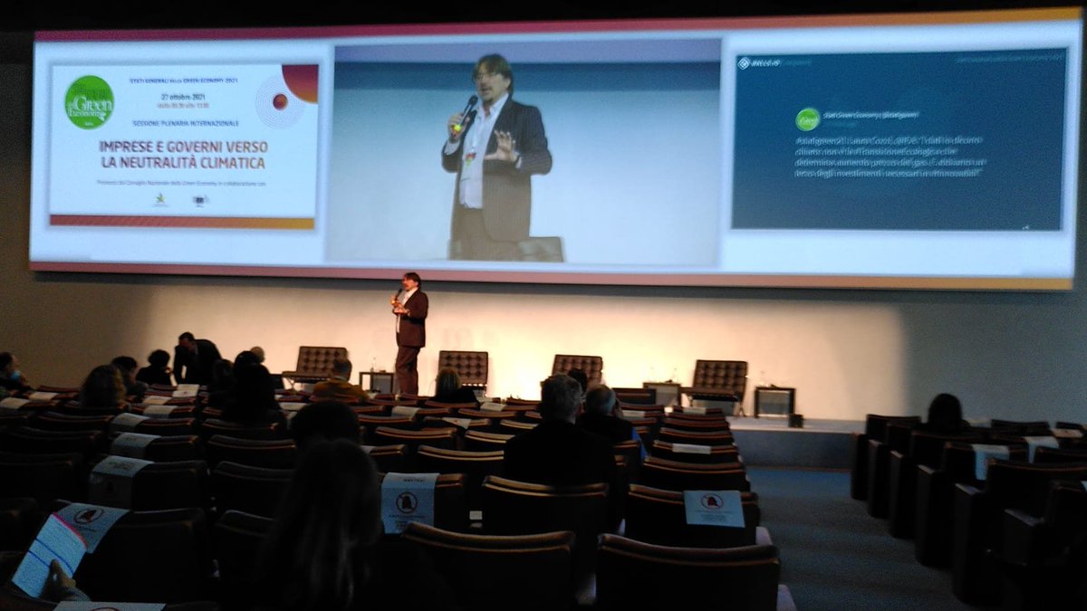 statigreen's tweet image. #statigreen21 Raimondo Orsini lancia l'ultima parte della sessione su #mobilità:
"Il mondo dei trasporti non è "spacciato". Stiamo andando verso quello che noi chiamiamo #LessCars - meno auto privata e #sharingmobility - e più elettrificazione"