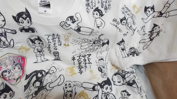 一見モノクロのようでフルカラーペンのカスレ具合まで再現されててとっても楽しいシャツになった北海道からも喜びの声 #キチムシ・アトムズ #キチムシ 12着限定～  