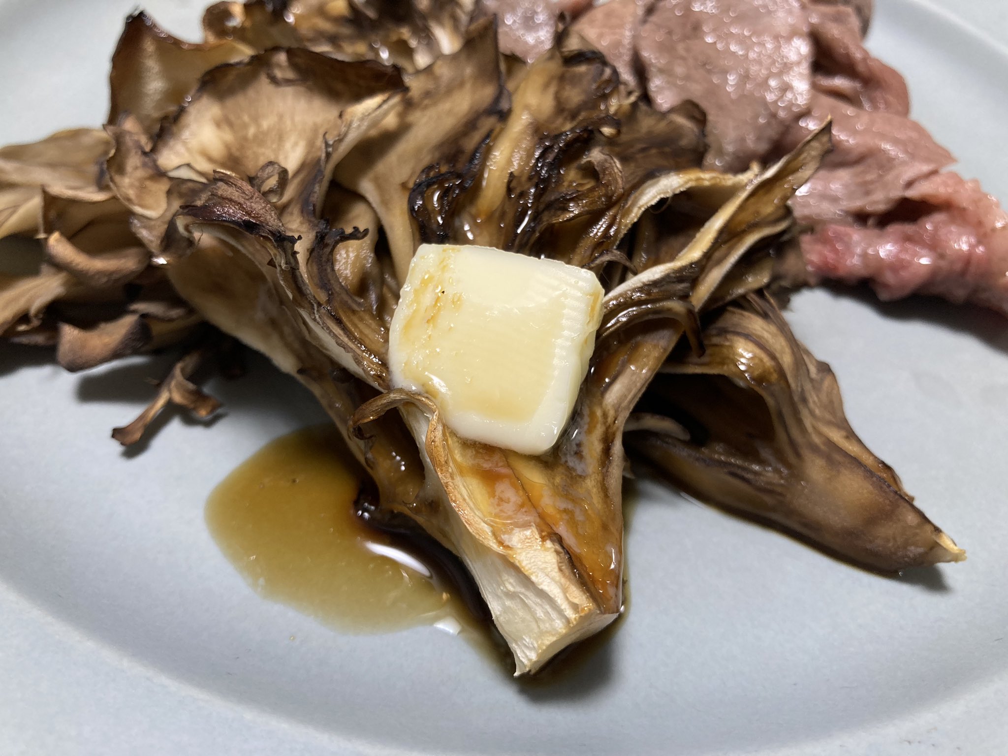 ラク速レシピのゆかり＠toroaスイーツ開発・料理家 on X: 実はこれが舞茸の一番美味しい食べ方なのでは…ってくらい美味しいのですが、  高温のトースターで表面に焼き目がつくまで焼いて、バター醤油に胡椒パラリ、で食べるのが最高に美味しい。 醤油→めんつゆか、醤油＋ ...