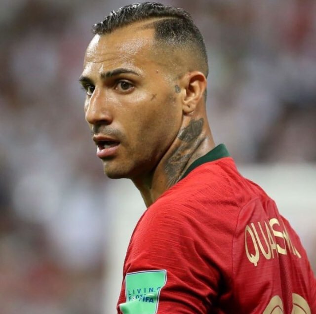 Ben: Bir eksik var 
X: ne olucak herşey mükemmel 
Ben: Quaresma....