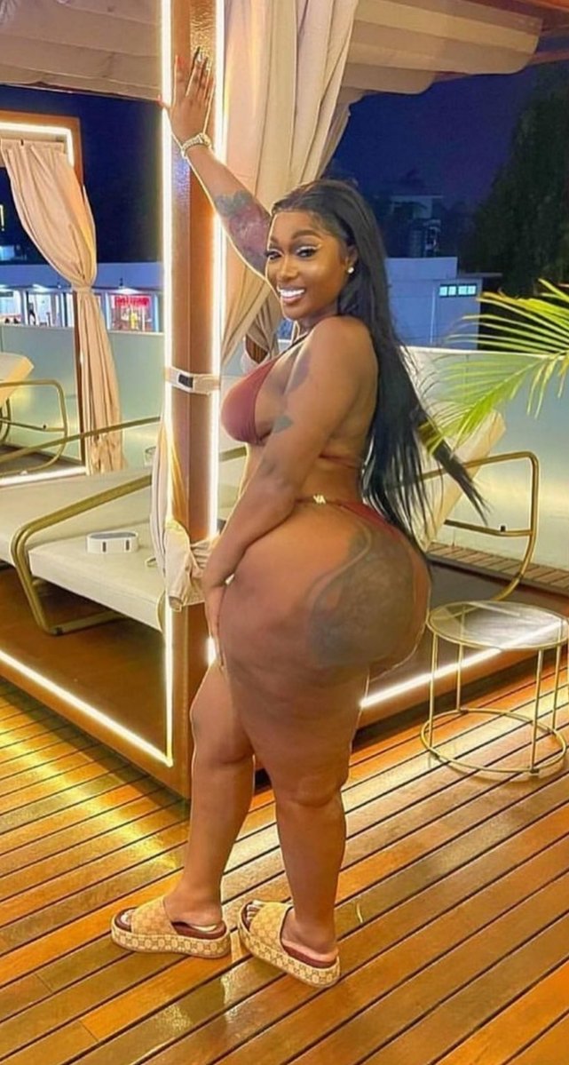 SunOfAfrica4's tweet image. Do you know you can disarm your enemy with a simple smile and a pose😄