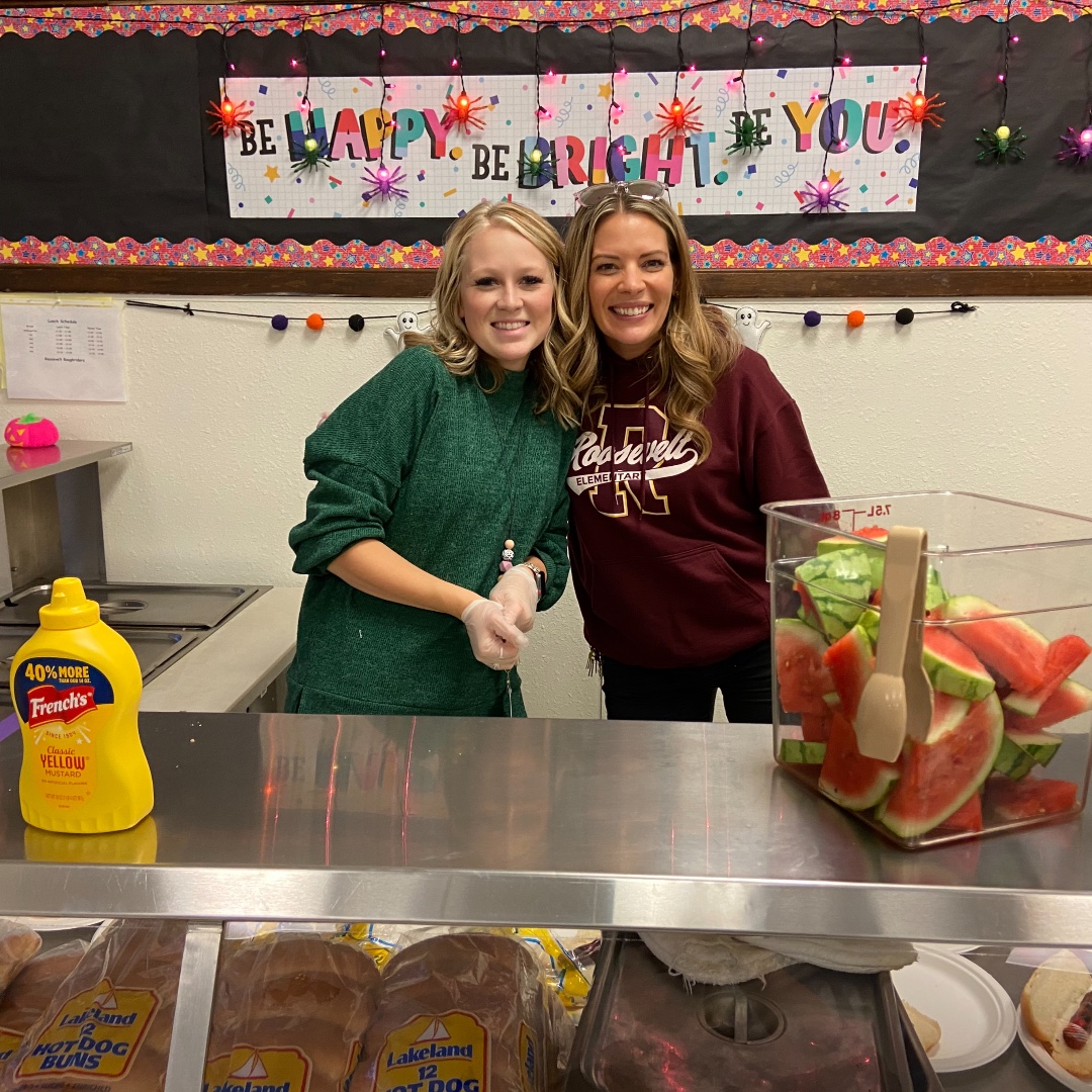 roosiefamily's tweet photo. We enjoyed every moment of our #roosiefamily BBQ on Monday night! Thank you to all that attended. If you missed this event, mark your calendar on November 18 for #roosiefamily Movie Night! 
.
#mpscore #familyengagement https://t.co/pOG0mc6lC3