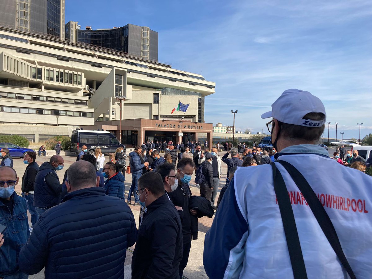 fiomnet's tweet photo. 🔴⚙️ #WHIRLPOOL
Presidio al Tribunale di #Napoli in occasione della nuova udienza per la discussione del ricorso presentato da Fim #Fiom Uilm contro i licenziamenti e per il comportamento antisindacale della multinazionale. 

#NapoliNonMolla https://t.co/rG55MUgQDk