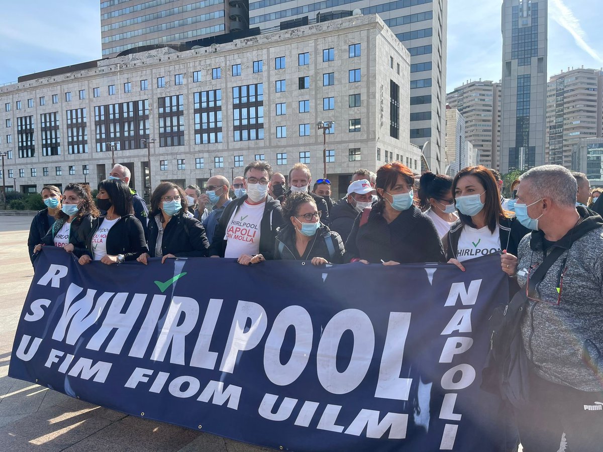 🔴⚙️ #WHIRLPOOL
Presidio al Tribunale di #Napoli in occasione della nuova udienza per la discussione del ricorso presentato da Fim #Fiom Uilm contro i licenziamenti e per il comportamento antisindacale della multinazionale. 

#NapoliNonMolla