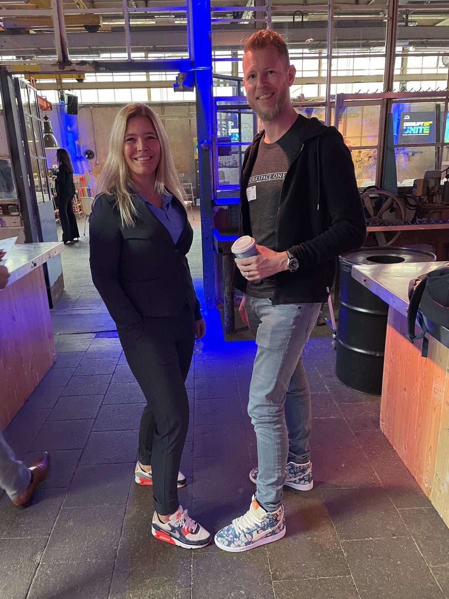 Enjoying my first in-person event in 18 months. And finally wear sneakers again (and meeting up with fellow sneakerhead <a href="/AnnaValkenburg/">Anna Valkenburg</a>) #Disrupt #IgelDisrupt
