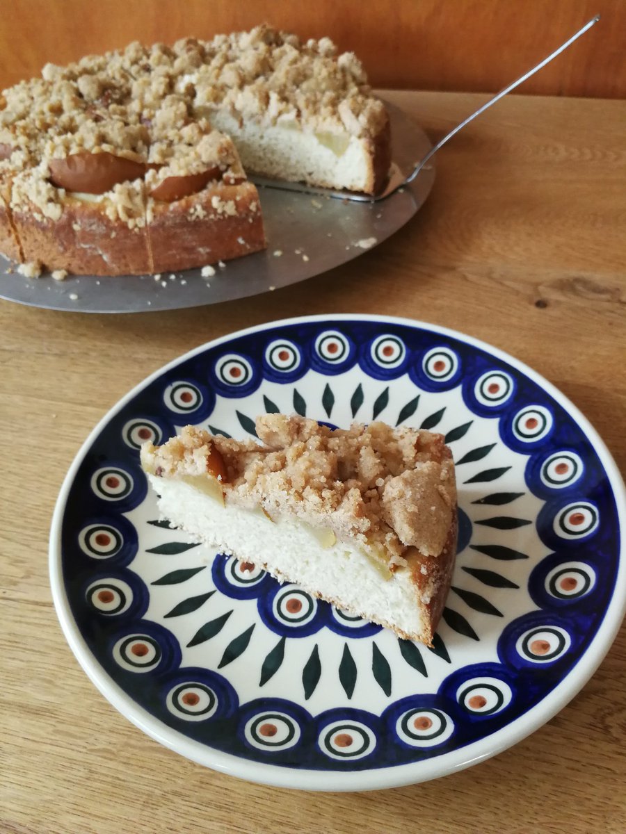 veiscafe's tweet photo. Frisch gebackener Birnenkuchen mit Hefeteigboden und Zimt-Streuseln 😋 #natürlichvegan #vegansbacken #birnezimt https://t.co/utiUFHFv8c