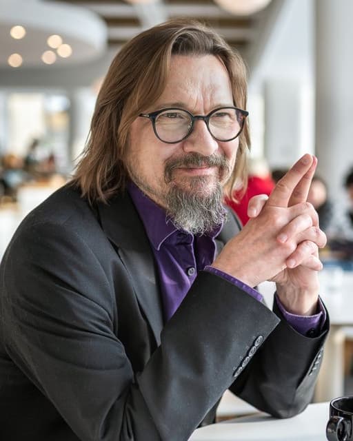 Elokuvaohjaaja ja käsikirjoittaja Heikki Huttu-Hiltunen tuottaa yhdessä Otso Pakarisen kanssa Karvalakkioopperan audiovisuaalisen materiaalin.

Kuuntele Tapio Nykäsen haastattelu: karvalakkiooppera.fi/karvalakkioopp…

Kuva: Tapio Nykänen