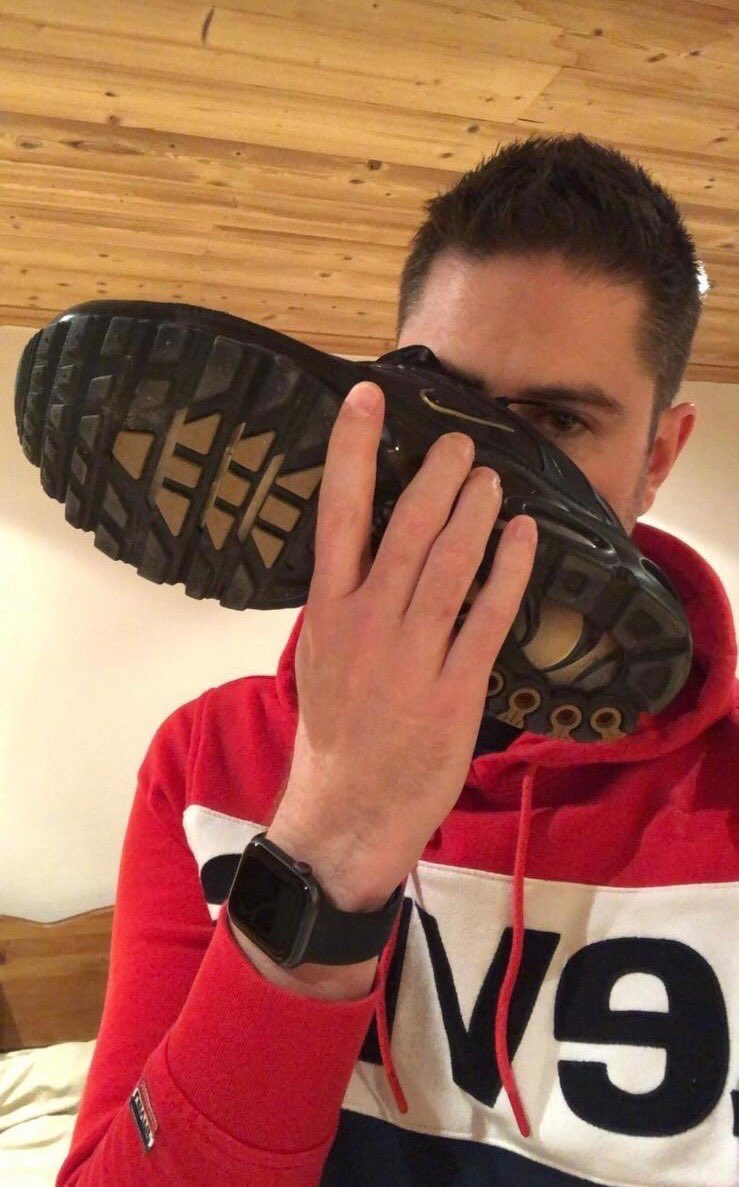 GaySneakersNet's tweet photo. « Airmaxboy87 » attend vos #skets à sniffer 👟

👉 Prévois ton plan sur https://t.co/ZUmn1XDu2y  

#Skets #Cho7 #Survet #Kiffeur #Fetish #GaySneakers https://t.co/qmeHDFOOb8