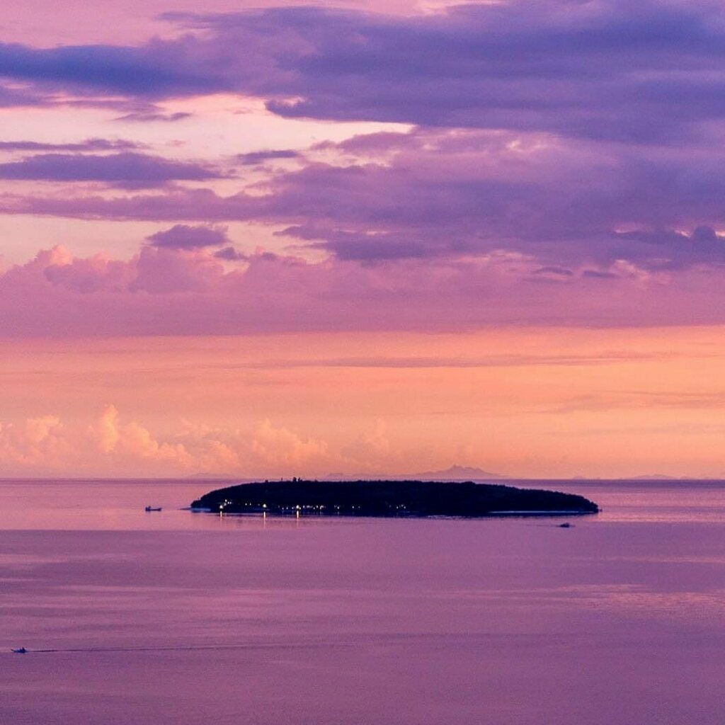 ubo_pakes's tweet photo. Sunset over Sumilon Island
#sumilon #island #sea #seascape #landscape #landscapephotography #sunset #sunsetphotography #island #philippines #cebu #sonyalpha #alphashooters #a6300 https://t.co/sELtVS1WIF https://t.co/rtK9uMdi0N