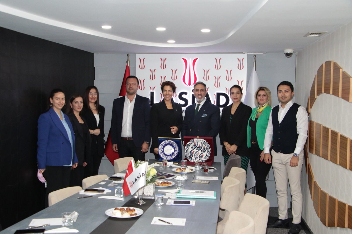 Lasiadorg's tweet photo. Başkanımız @GiyasettinEYP , Saymanımız Erdem S. Karabağlı Ve Yönetim Kurulu Üyemiz @MertKaracaTR, @MotadTr Derneği Yönetim Kurulu Başkanı @betulerenisik ve Yönetim Kurulu üyelerini derneğimizde ağırladılar. #lasiad #laleli #motad #modavetasarım #moda #tasarım https://t.co/TQaQMlrtIv