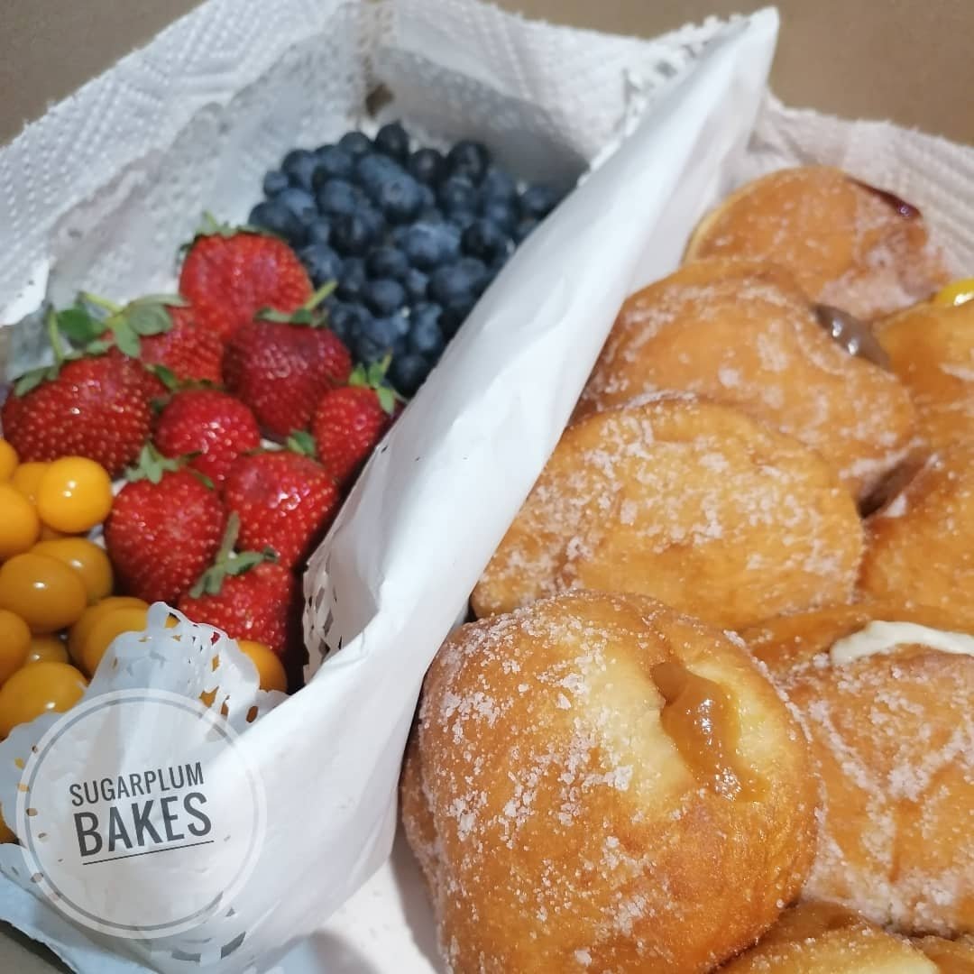 What better way to celebrate the ones we love than with a fruit and #elitevitumbuwa box.

 @whoops_c we need a name for this combo.

#fruit #berries #berryseason #vitumbuwa #elitevitumbuwa #doughnuts #filleddoughnuts #SugarplumBakes #freshanddelicious