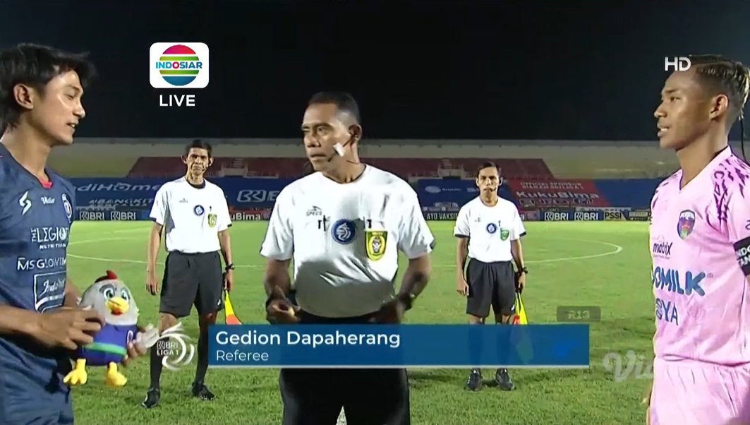 Indosiar on Twitter: "Dipimpin oleh wasit Gedion Dapaherang, kedua kapten  melakukan tos koin! @AremafcOfficial vs @Persitajuara #BRILiga1 #AremaDay  #PersitaDay #IndosiarSports https://t.co/8caCmcawWs" / Twitter