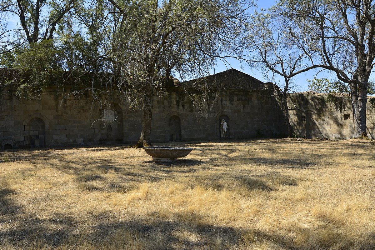 El Palacio de Sotofermoso en Abadía #Caceres comenzó siendo fortaleza templaria y abadía cisterciense hasta que la Casa de Alba creó un centro de cultura y poder con el palacio actual y un jardín renacentista.

Hoy el jardín languidece abandonado, perdiendo estatuas y pinturas.