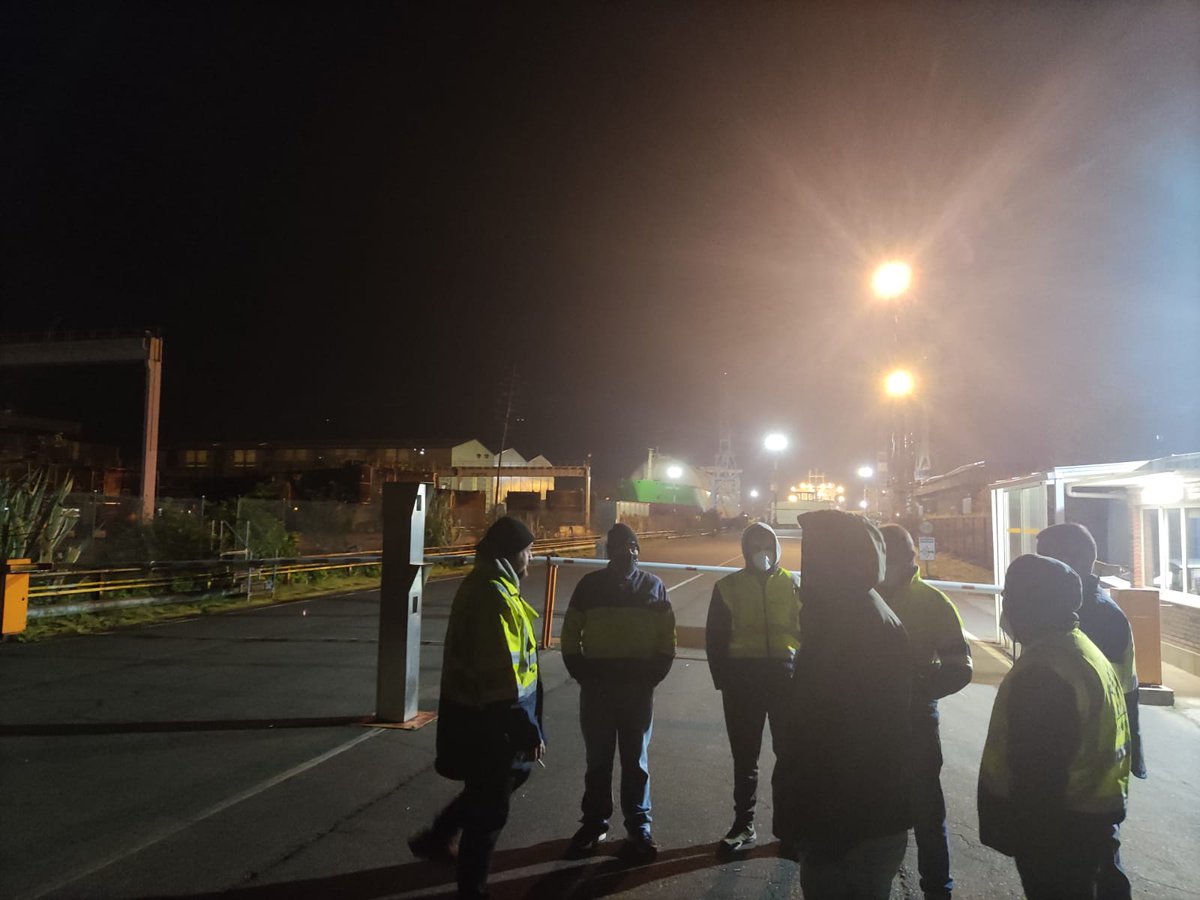 galizaCIG's tweet photo. 📣Os traballadores de #ElectroRayma proseguen coas mobilizacións para reclamarlle á empresa e a #Navantia que senten falar e cheguen a un acordo que permita garantir a continuidade dos 150 empregos e o cobro dos salarios. https://t.co/ZGWNu428Vz