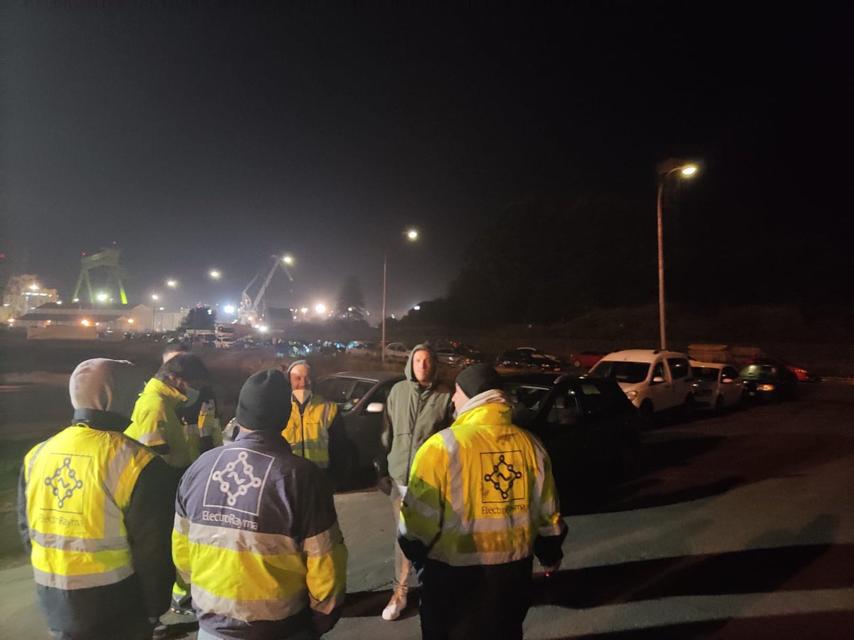 galizaCIG's tweet photo. 📣Os traballadores de #ElectroRayma proseguen coas mobilizacións para reclamarlle á empresa e a #Navantia que senten falar e cheguen a un acordo que permita garantir a continuidade dos 150 empregos e o cobro dos salarios. https://t.co/ZGWNu428Vz