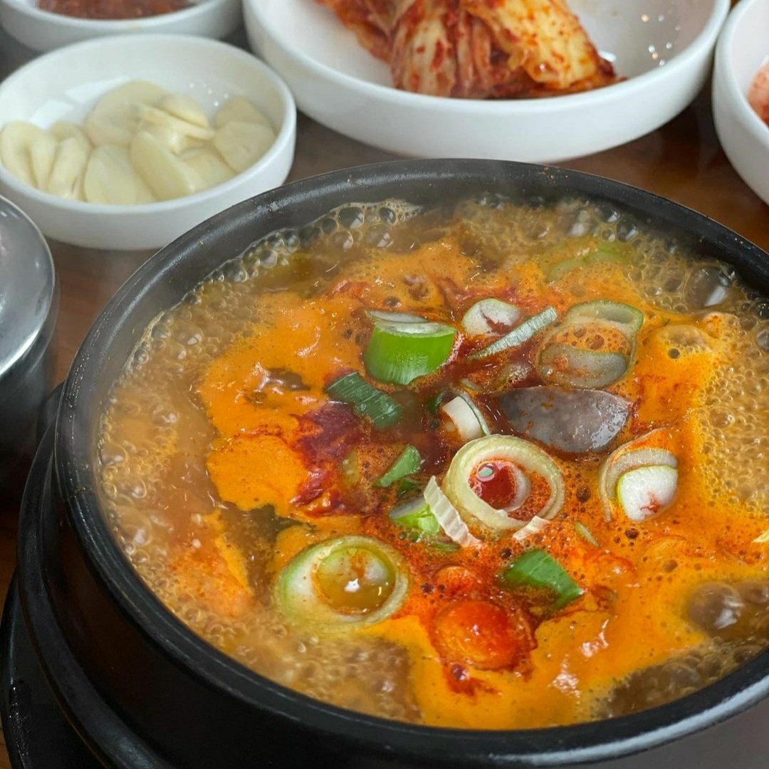 배고파 ペゴパ 韓国にある人気のお店 여주마을해장국 牛肉の出汁に 豚の背骨や野菜を入れて煮込んだ ヘジャングクが人気 二日酔いの時におすすめで他にもスンデが入ったスープもあります 경기 여주시 상동 410 7 韓国 ペゴパ 韓国