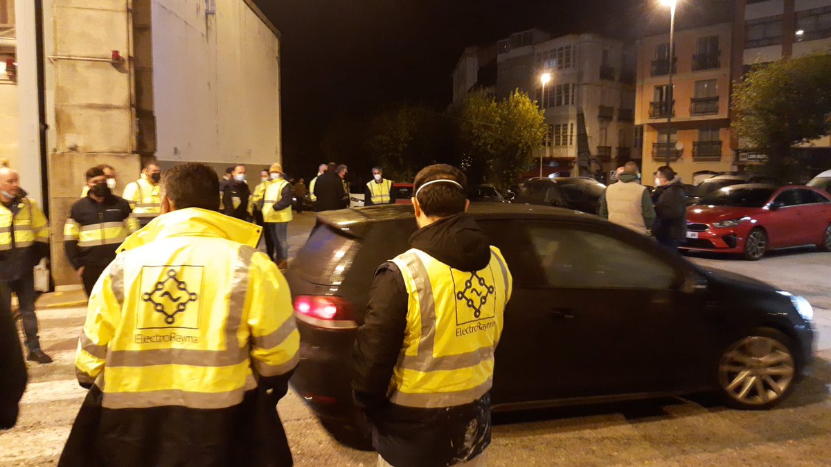 galizaCIG's tweet photo. 📣Os traballadores de #ElectroRayma proseguen coas mobilizacións para reclamarlle á empresa e a #Navantia que senten falar e cheguen a un acordo que permita garantir a continuidade dos 150 empregos e o cobro dos salarios. https://t.co/ZGWNu428Vz