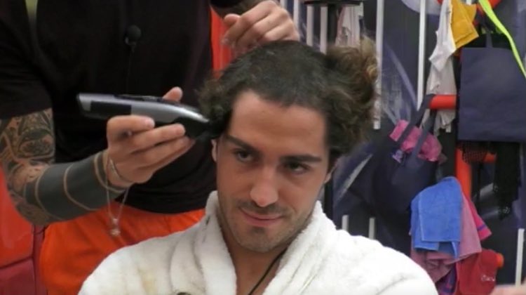 ddnoemi19's tweet photo. Il mental breakdown che coinvolge i capelli più iconico rimane questo #GFVIP https://t.co/tiVyfaANkU