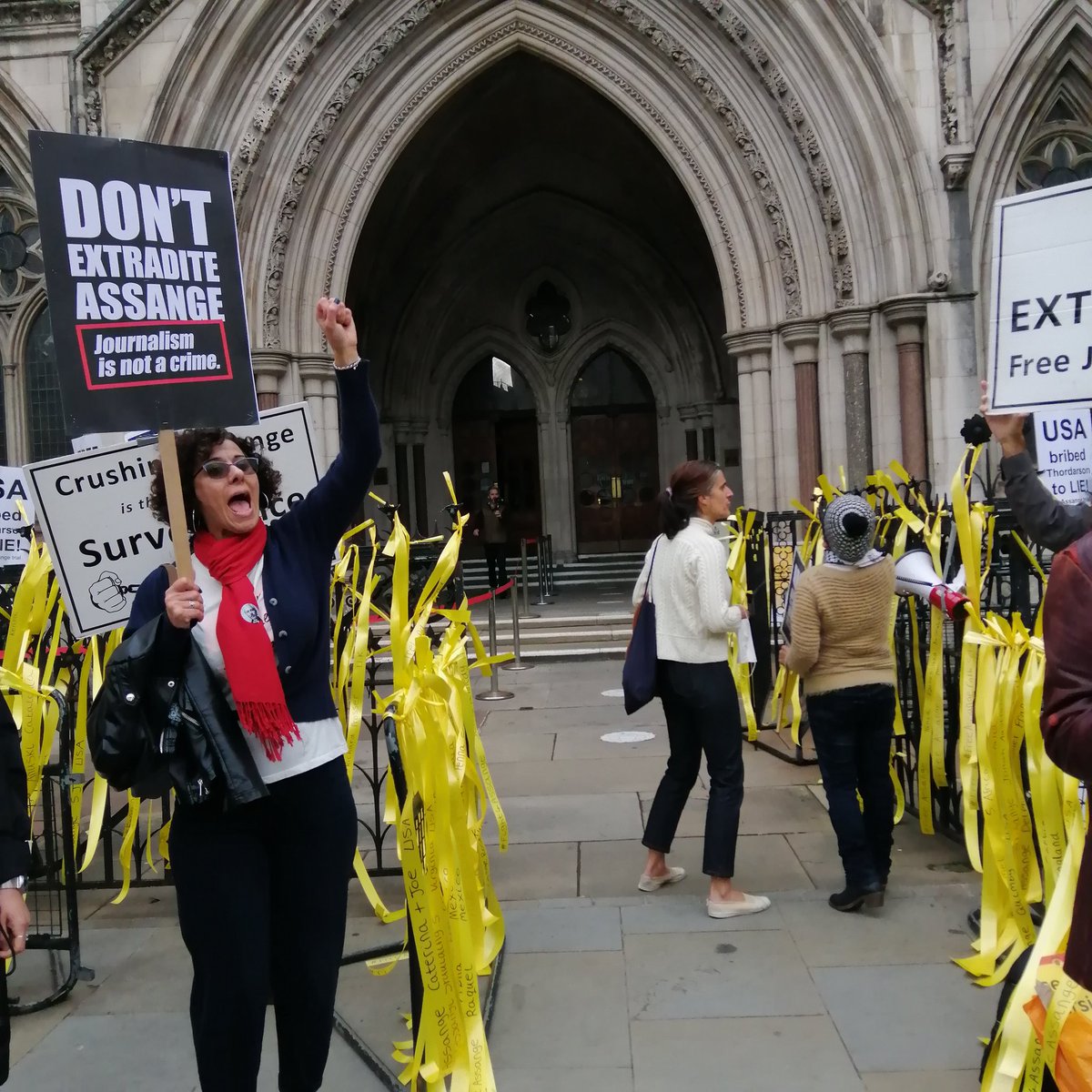 CraigJo37661463's tweet photo. Royal Courts The Strand.
#FreeAssangeNOW https://t.co/ZAxmfQe0ty