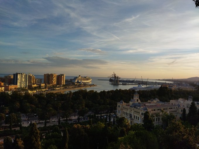 Me quedar&iacute;a a vivir en M&aacute;laga si no fuese por la Cruzcampo 😂💜 https://t.co/ECKAj6sBdJ