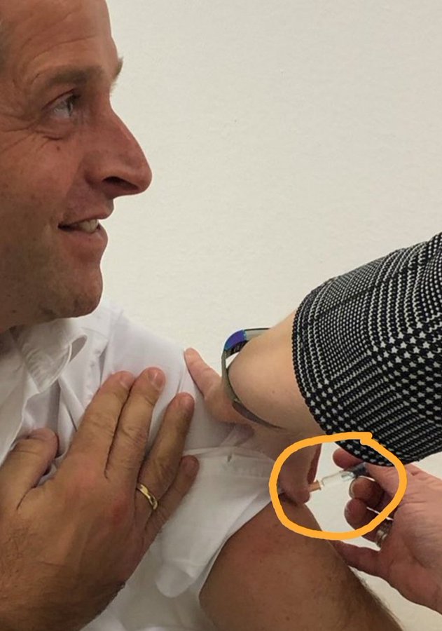 appeltroenen's tweet photo. 26e publieke vaccinatie van @hugodejonge. Maar waar zijn die
5 miljard gebleven #piposchoen, laten we het daar nog eens over hebben !!
#opheldering https://t.co/z68L5MuoTN