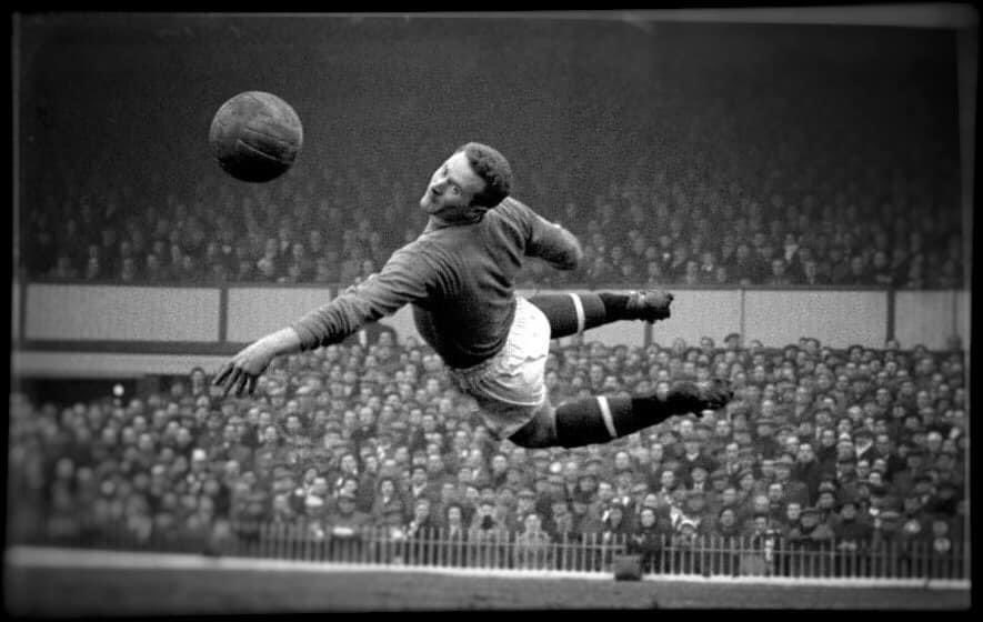 No-one embodies United more than Harry Gregg for me.

When everyone ran from the burning wreckage, Gregg heard voices &amp; ran towards it.

He pulled out 6 survivors, including a pregnant woman.

13 days later with a fractured skull he was in goal again.

He kept a clean sheet.💪