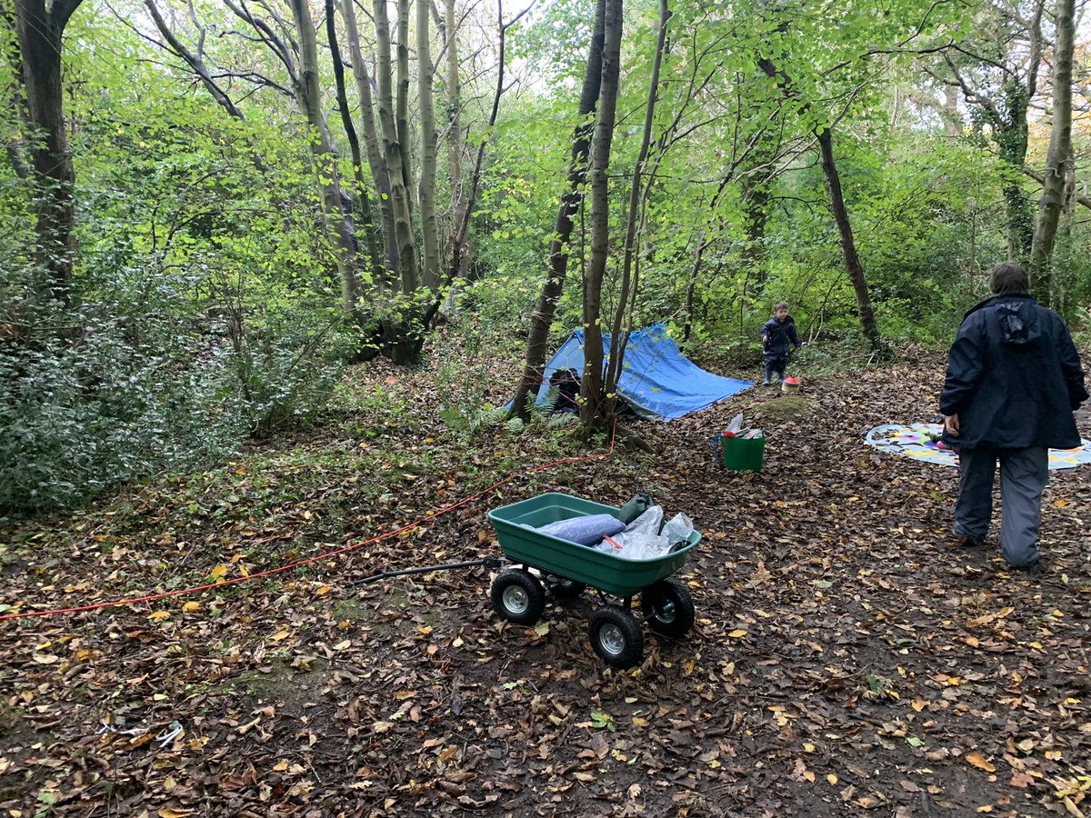 P1 chose different materials to make a den. We ended up splitting up into two groups as we couldn’t choose just one way to make it! #dedridgegoesforawalk  @dedridgeps