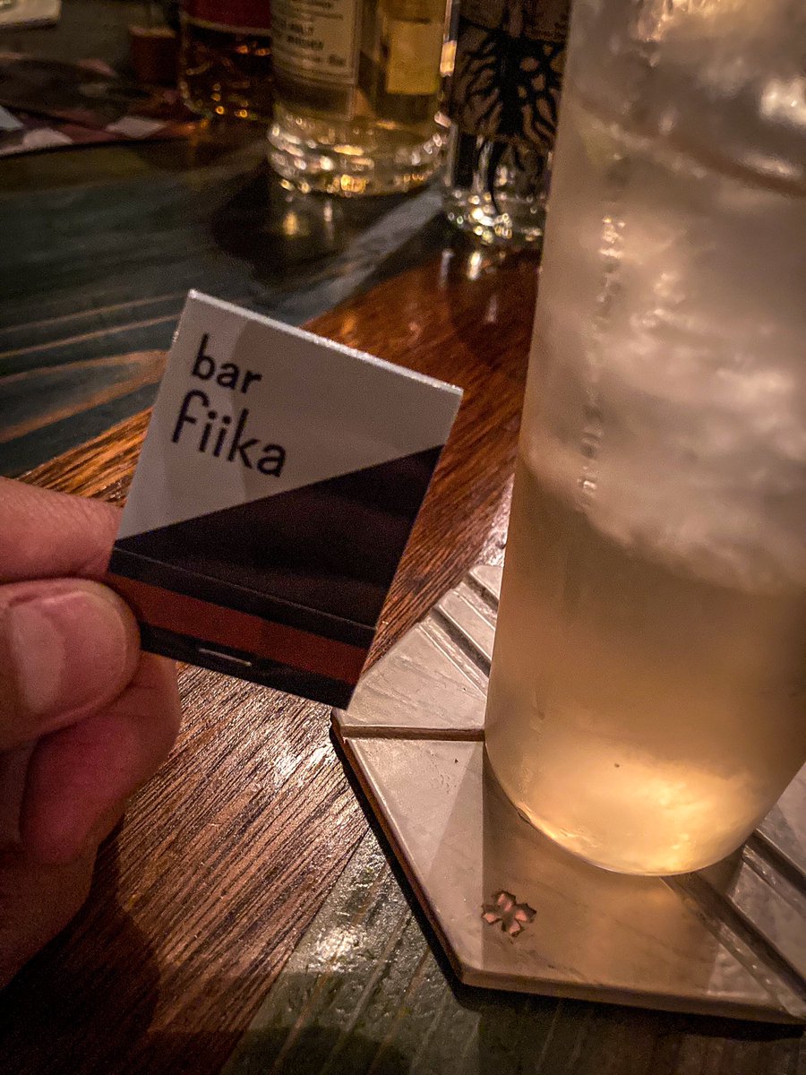 mitsuboshi_7's tweet photo. 大阪梅田 曽根崎にあるBar『fiika』さんで昨日飲んできました。(4回目くらい)

内装をこだわりまくったようで、雰囲気が抜群です。来店される方も落ち着いてる方ばかりでゆっくり飲めるのでGOOD！

しかも、店主さんのゆったり感がたまりません。是非！

#大阪bar #梅田bar #大阪グルメ #fiika https://t.co/3Qgboh1dVq