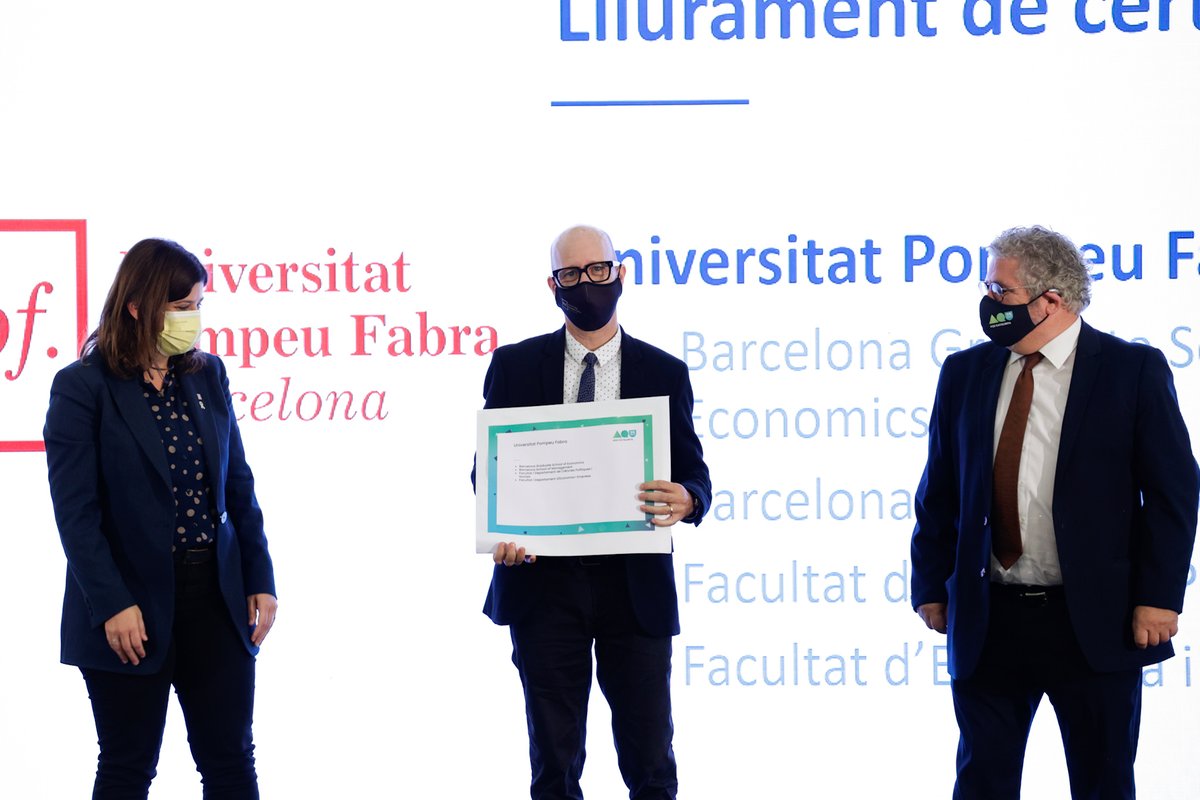 aqucatalunya's tweet photo. Amb motiu dels #25anysAQU hem lliurat la distinció d’obtenció de quatre certificats d #AcreditacióInstitucional a la @UPFBarcelona.

Enhorabona a @bse_barcelona @bsm_upf @PolitiquesUPF i @econ_empresaUPF https://t.co/8UD3YSazJI