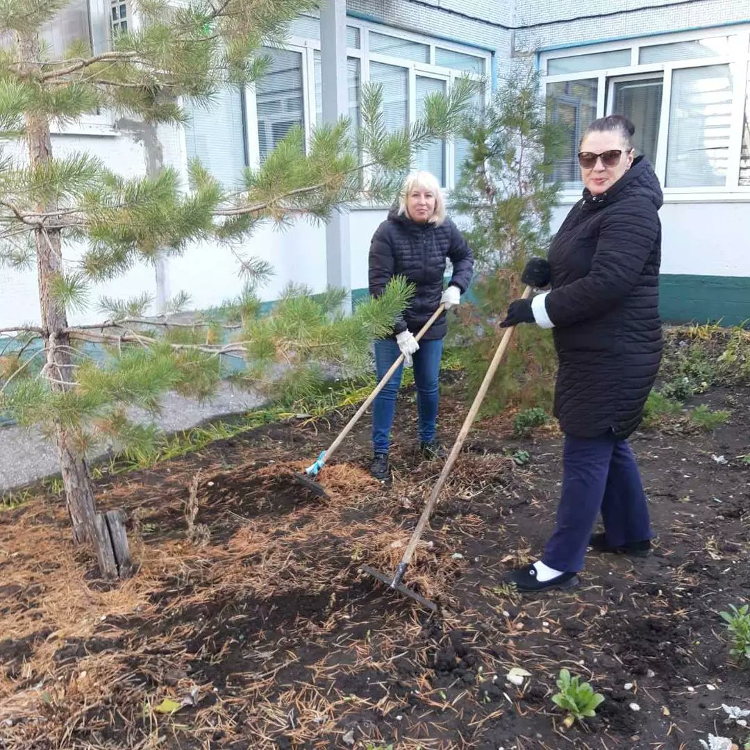 С отличным настроением в рамках традиц город субботника приводим территорию в порядок: уборка газонов, цветников, санит обрезка кустарников, вывоз листвы. Это залог ухоженной и красивой территории след. летом, а значит комфортной и безопасной развив среды для  наших воспитанников