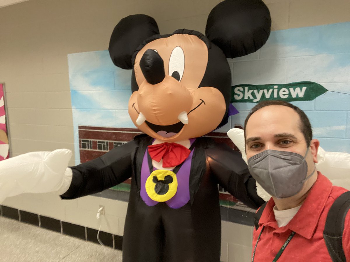 Selfie with the “new student!” I offered to share some of the garlic knots from my lunch with him. For some reason he wasn’t interested. 🧛‍♂️🧄 🦇 🏰 <a href="/skyview_msd/">Skyview Upper El</a>
