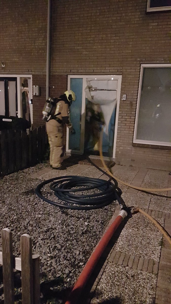 EdwinvanA's tweet photo. Gisteravond alle #basisprincipes brandbestrijding geoefend met dank aan @WonenMD voor het beschikbaar stellen van de woning. @VRH_Haaglanden https://t.co/wS4V39CUYC