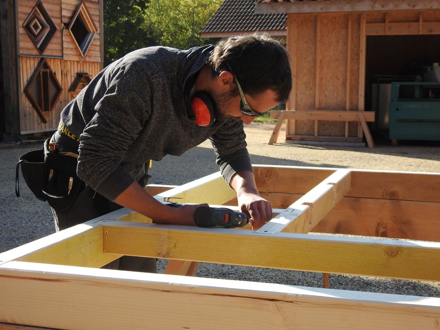 "La filière bois offre un large panel de métiers, du chantier aux ateliers en passant par les bureaux d’études, charpentier, ébéniste, tonnelier, charpentier de marine…. " Thierry Rivat <a href="/FFBatiment/">FFB - Fédération Française du Bâtiment</a> dans le 05.  Le point sur cette filière > alpes-et-midi.fr/article/filier… <a href="/AFPA_PACA/">DR Afpa Paca Alain Mahé</a> #BTP