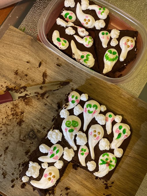 I had the perfect evening making these Halloween Brownies with my bestie🥰💜✨✨✨ We had our mouths full