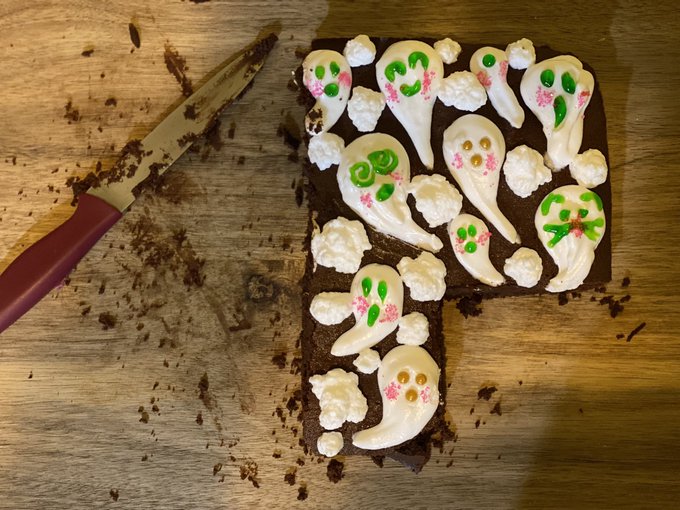 I had the perfect evening making these Halloween Brownies with my bestie🥰💜✨✨✨ We had our mouths full<a href="/tag/positivevibesonly"class="tags"><span>#positivevibesonly</span></a>
