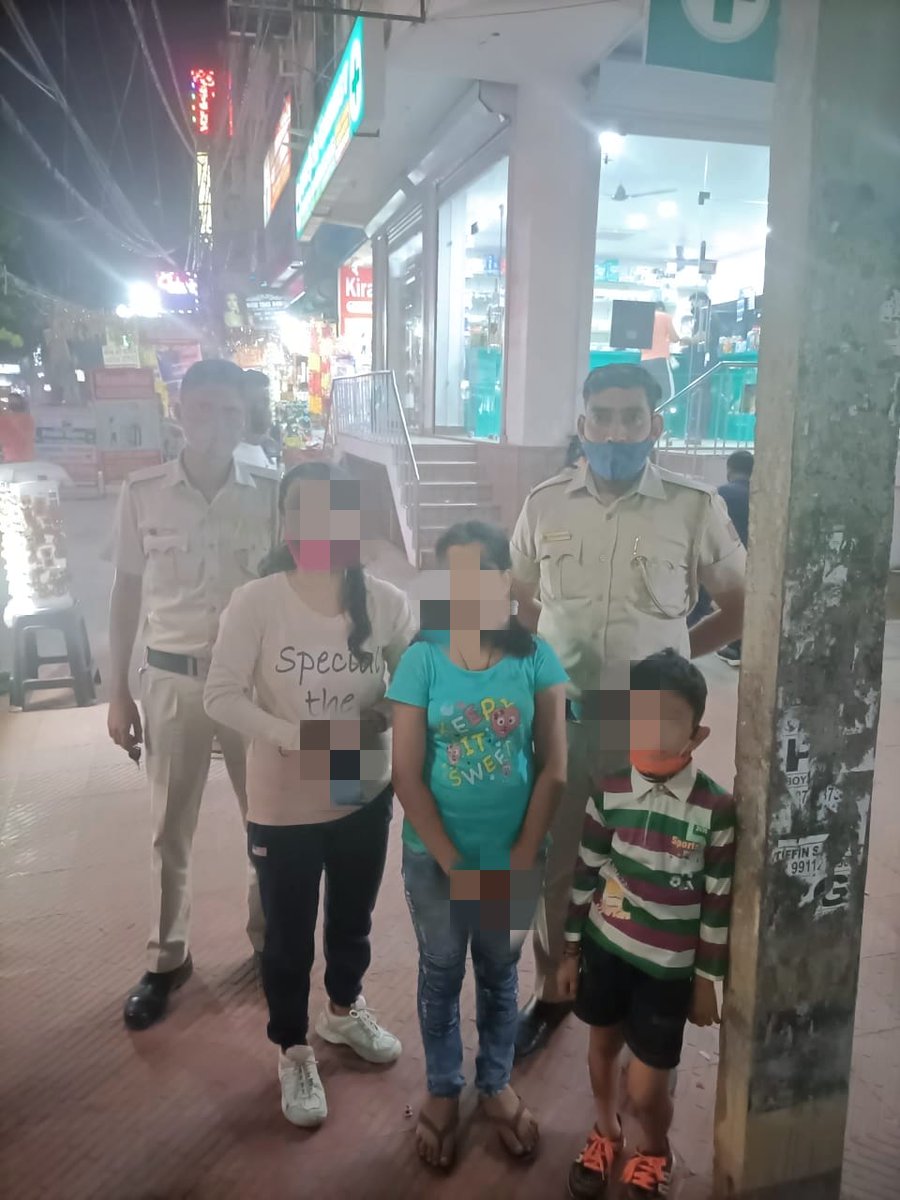 dcp_southwest's tweet photo. Team of PS Palam Village found 2 children aged 6 yrs & 11 yrs wandering in the market of Ramphal Chowk. The mother of children was traced through CCTV footage with the help of local people. Both the children were reunited with their mother under #OperaionMilap #WeCare https://t.co/v0XgM5K6tA