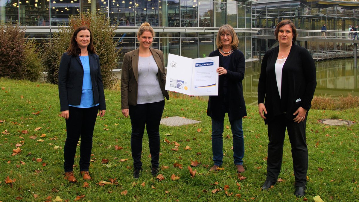 OTH_Regensburg's tweet photo. Die OTH Regensburg bekommt erneut für ihr Engagement das "#TotalEQuality"-Prädikat mit dem Add-On #Diversity verliehen. ➡️ https://t.co/f7BmSvMXgL
#chancengleichheit #equality
📸 Katharina Schryro https://t.co/hohWL2pN4j