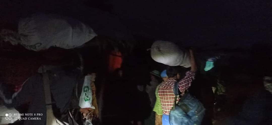 sithu86's tweet photo. Around 100 junta troops raided villages in Mingin Township of Sagaing Region on Tuesday night, forcing hundreds of residents to flee their homes in at least five villages. (Photo: CJ) #WhatsHappeningInMyanmar https://t.co/CnyWseeOgV https://t.co/WD2Ol3Y6gX