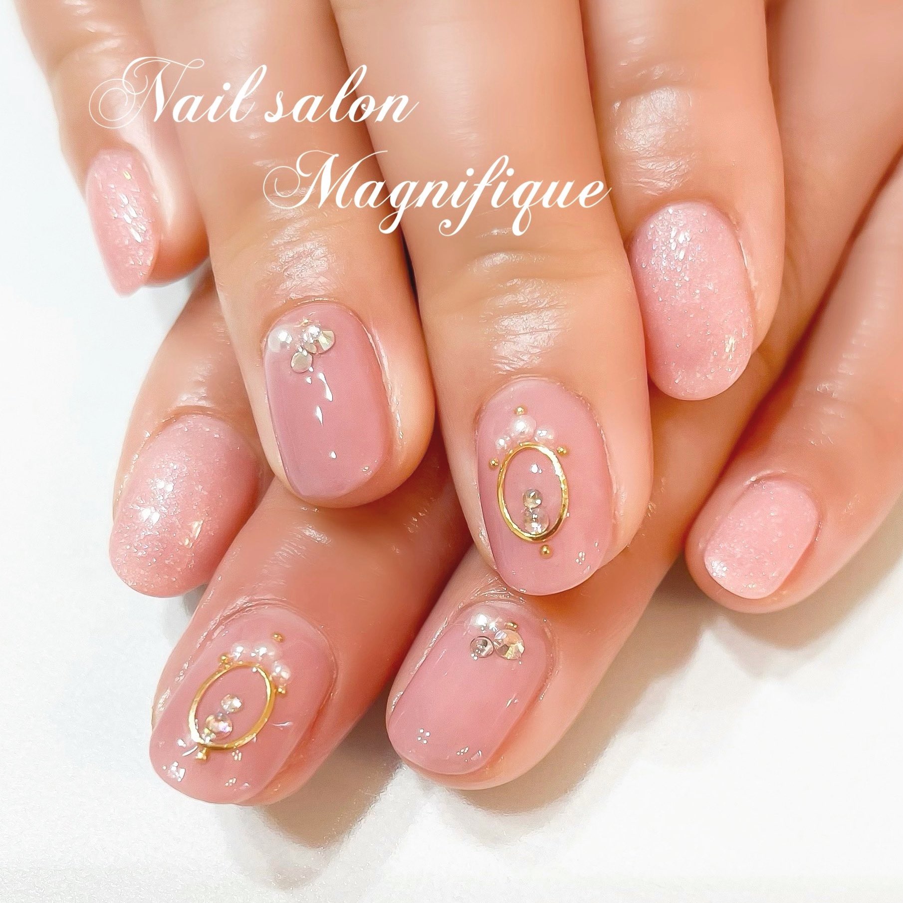 Nailsalon Magnifique Nail Nailsalon ネイル ネイルサロン ジェルネイル ネイルデザイン ピンク パール フレーム かわいい キラキラ オフィスネイル シンプルネイル 大人ネイル 上品ネイル ニュアンスネイル マニフィーク Magnifique