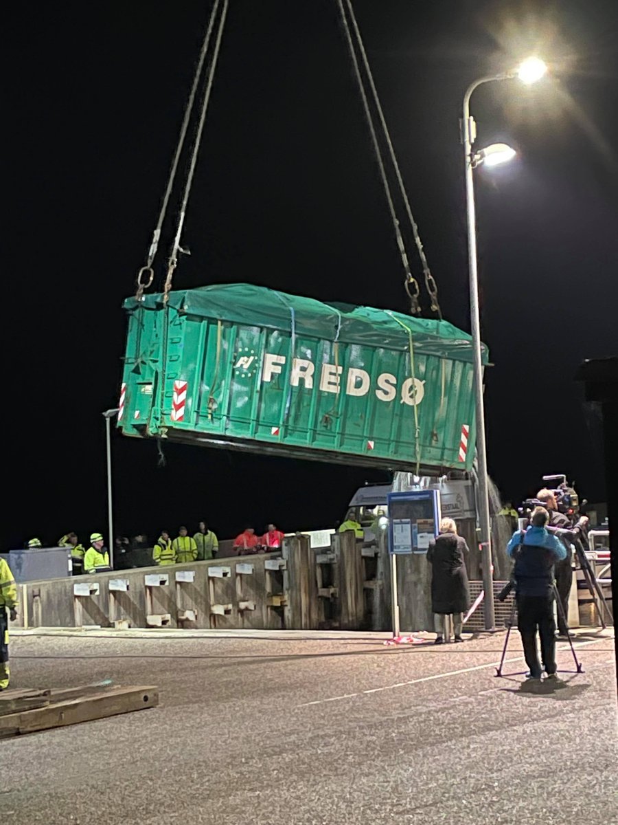 Pictures from last night. A Danish truck driver forgot to "pull" the parking brake Tuesday morning when he was at a ferry crossing Hvalpsund-Sundsøre. Most important thing: The driver is okay ❤️ Photo credits: Jesper K. Nielsen