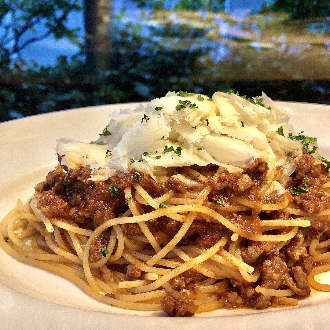 commoncafe のチーズは削りたての《ラスパドゥーラチーズ》がオススメです♪♪

お酒のお供に🍺

サラダに🥗

パスタに🍝

何にかけても美味しいですがまずはそのままで削りたての香りと味をお楽しみください✨

#commoncafe 
#チーズ 
#チーズ料理