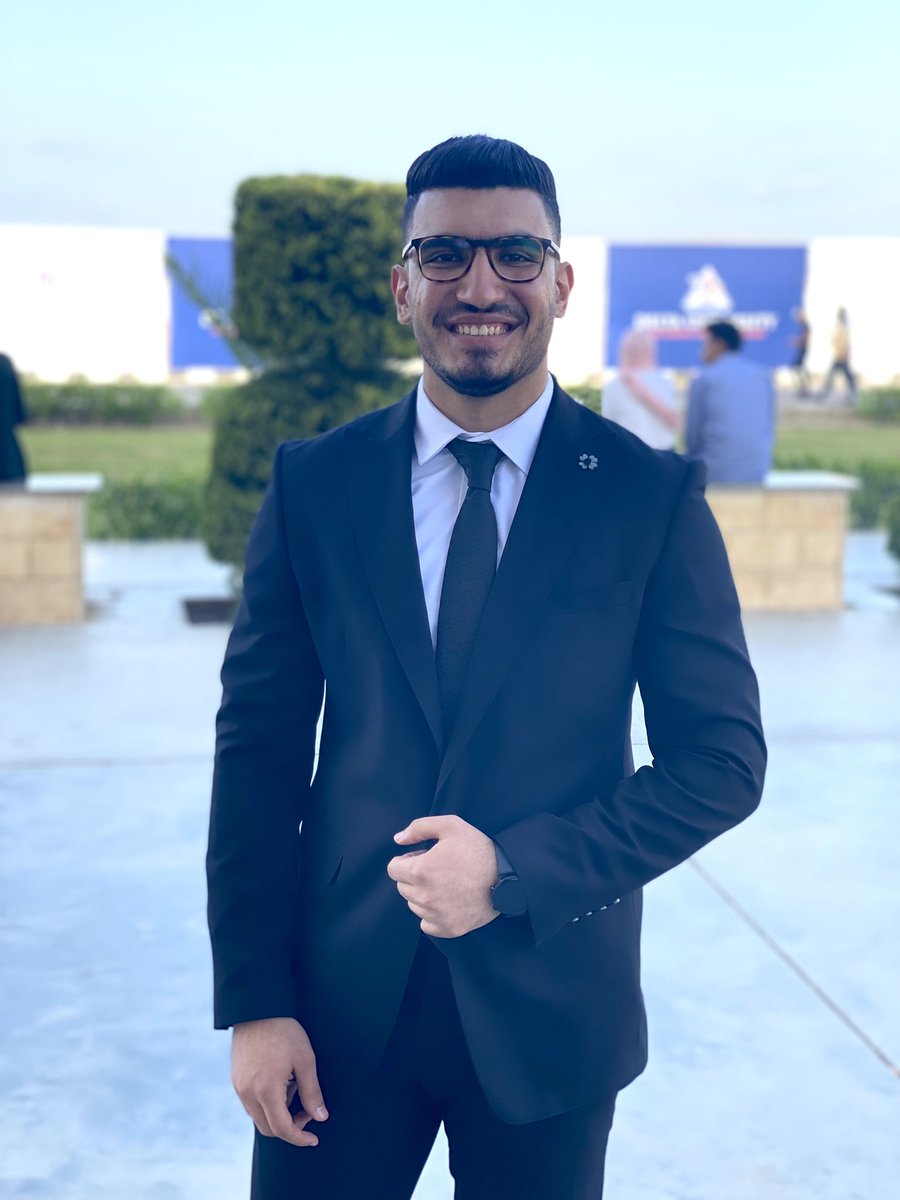 Waleedayman229's tweet photo. انا مش حماقي بس ناويها و جاي و هاخربها
#graduation_party
#NewProfilePic https://t.co/Jg1OZg2Dzl