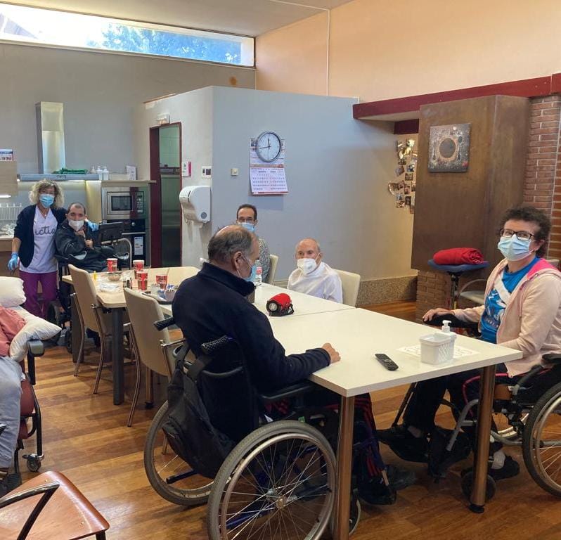 🕯️ Os compartimos estas fotos del taller de velas aromáticas que realizamos la semana pasada con nuestros usuarios del Centro de Día.

¡Gracias por esta actividad tan divertida y diferente! 😊