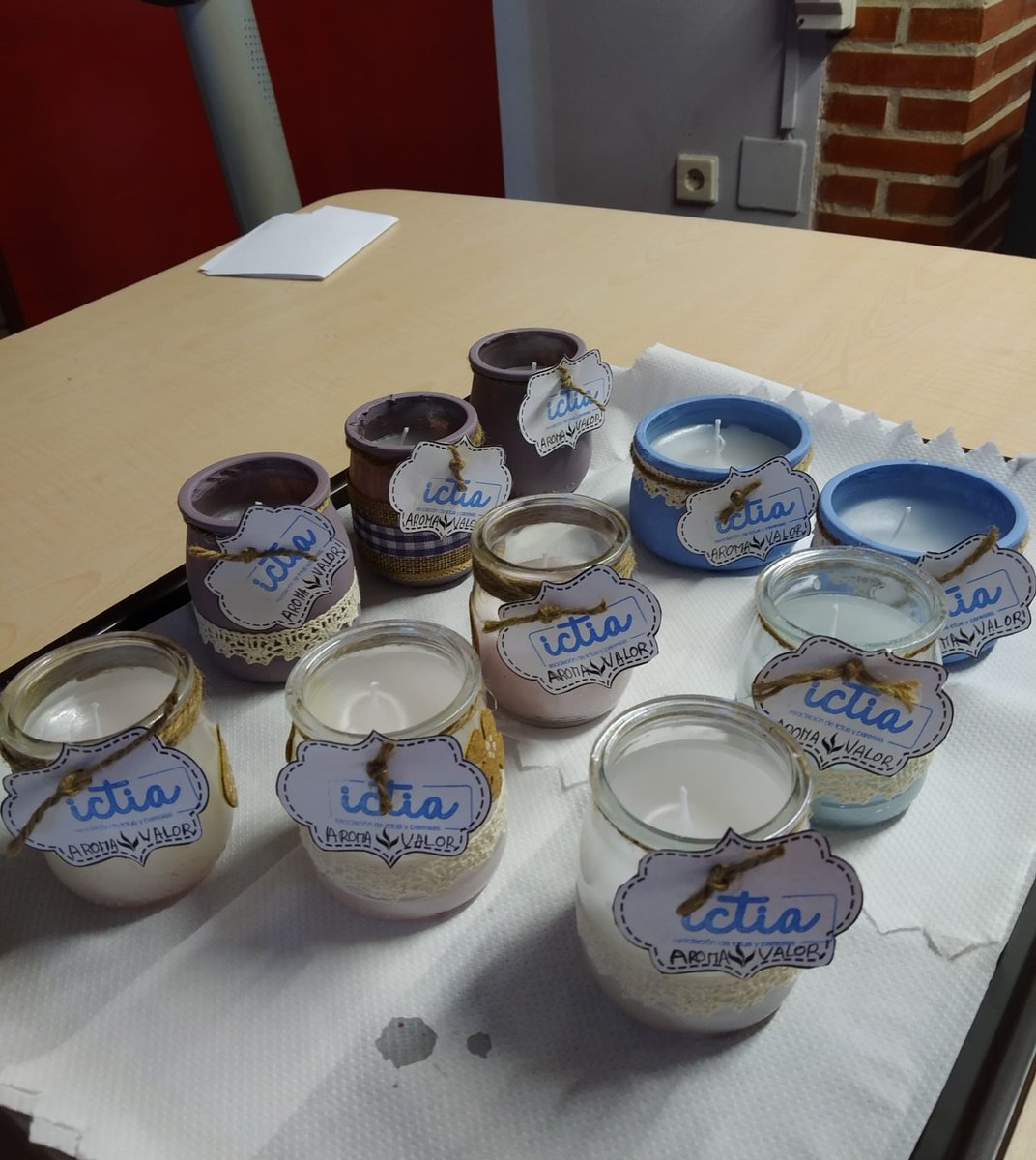 Ictia's tweet photo. 🕯️ Os compartimos estas fotos del taller de velas aromáticas que realizamos la semana pasada con nuestros usuarios del Centro de Día.

¡Gracias por esta actividad tan divertida y diferente! 😊 https://t.co/dlXVno8hZX